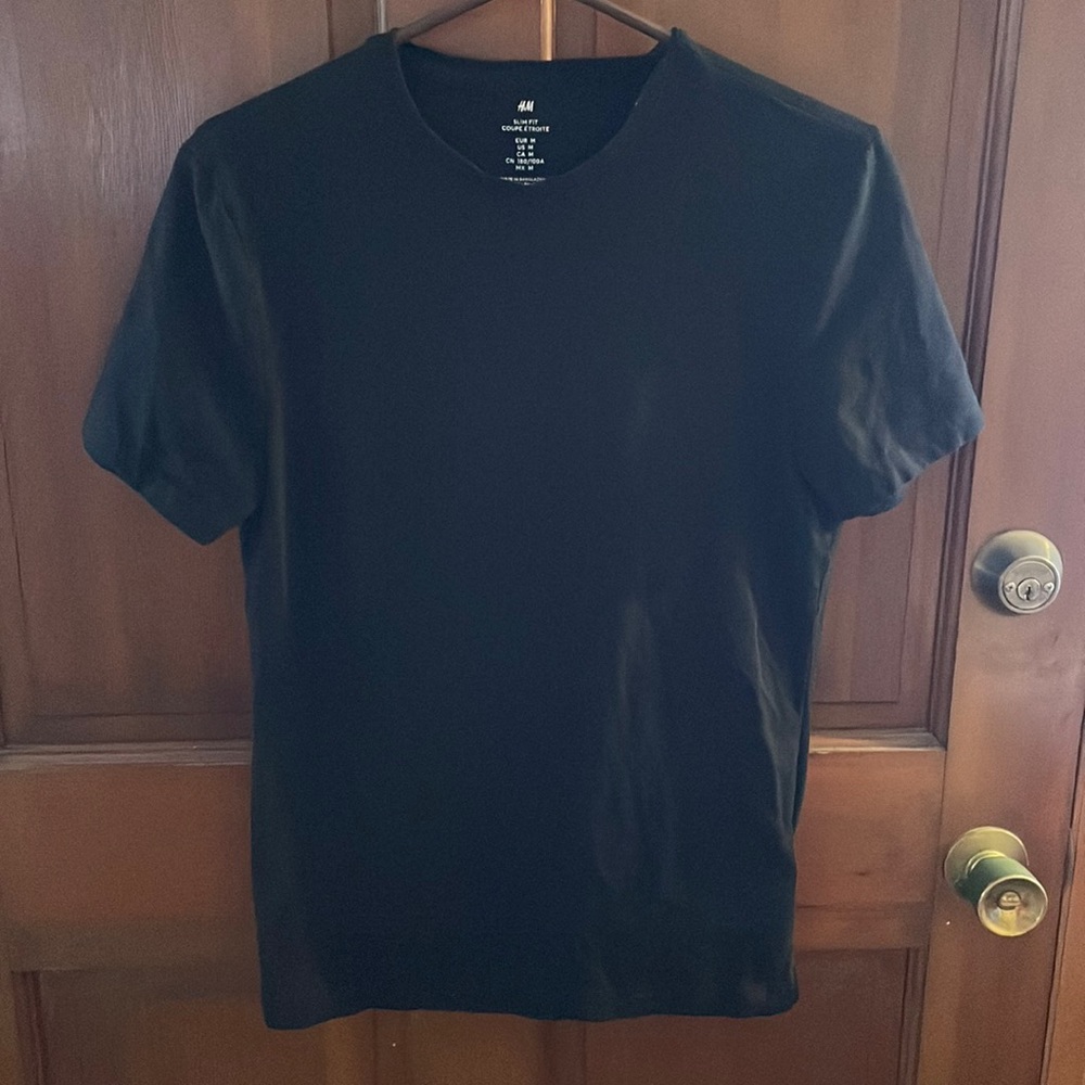 Men’s medium H&M shirt sleeve t shirt. Like new.